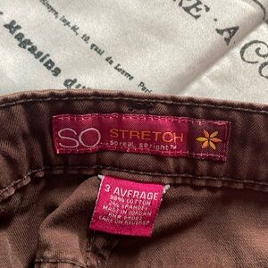 Clearing clothes out of closet the size is 3 it don’t show 3 so I put it 2